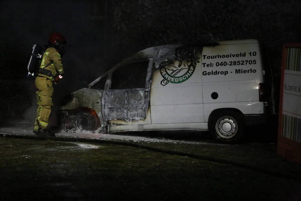 Bestelbus verwoest door brand