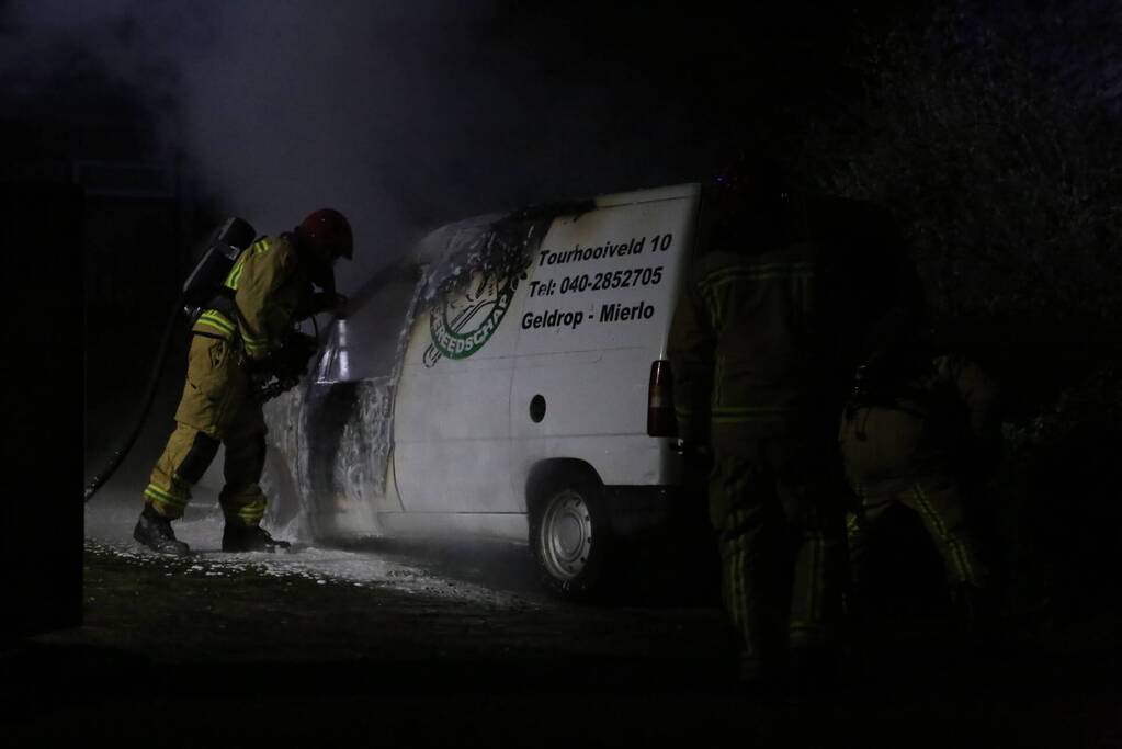 Bestelbus verwoest door brand