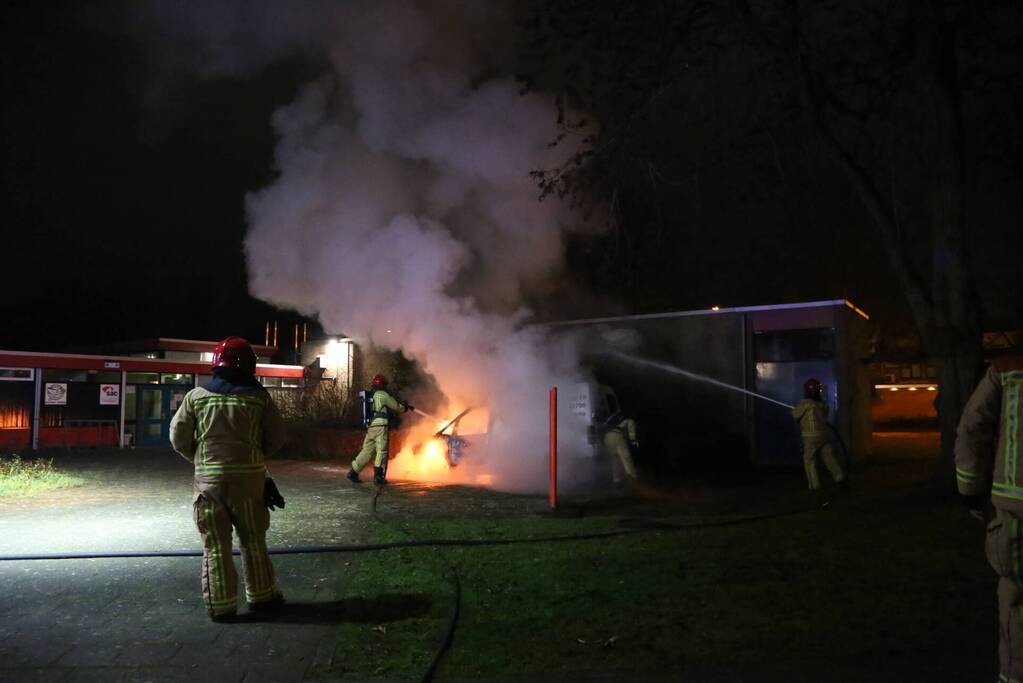 Bestelbus verwoest door brand
