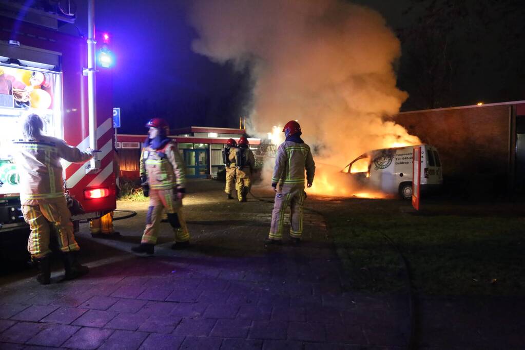 Bestelbus verwoest door brand