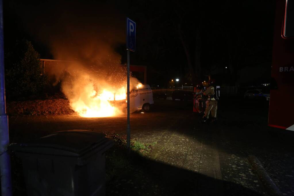 Bestelbus verwoest door brand