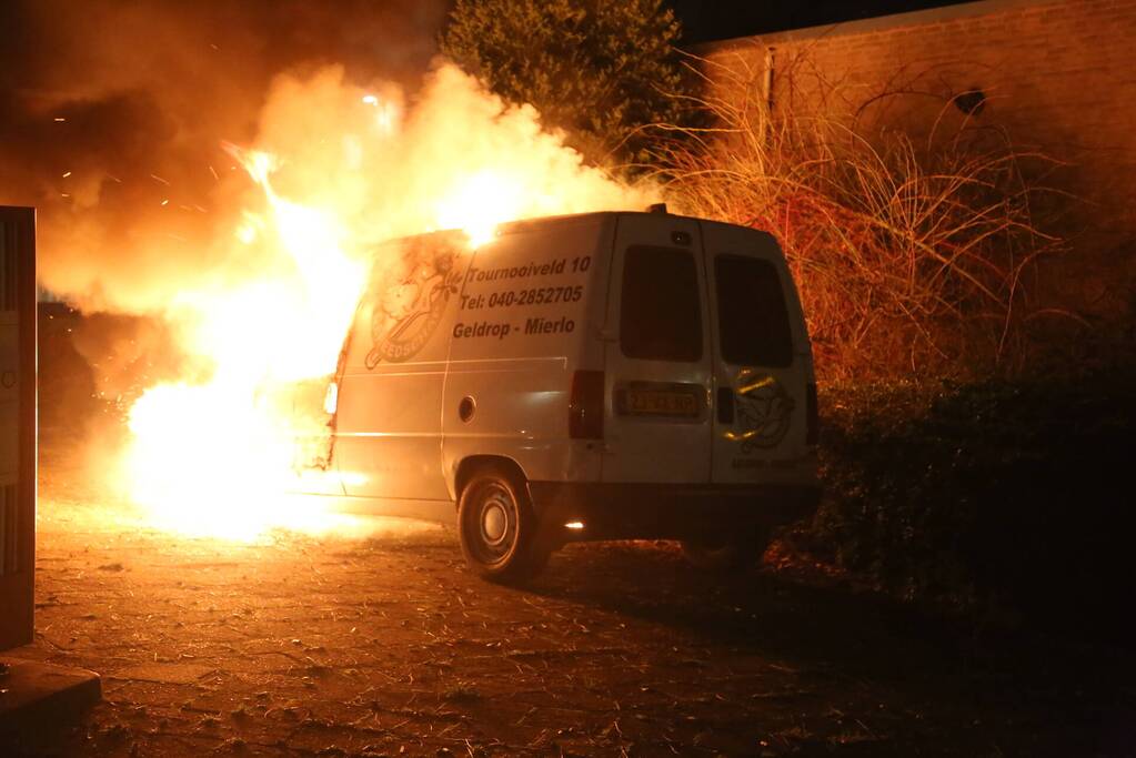 Bestelbus verwoest door brand