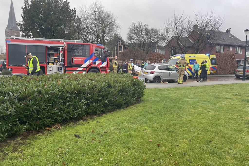 Persoon onder auto geraakt na aanrijding