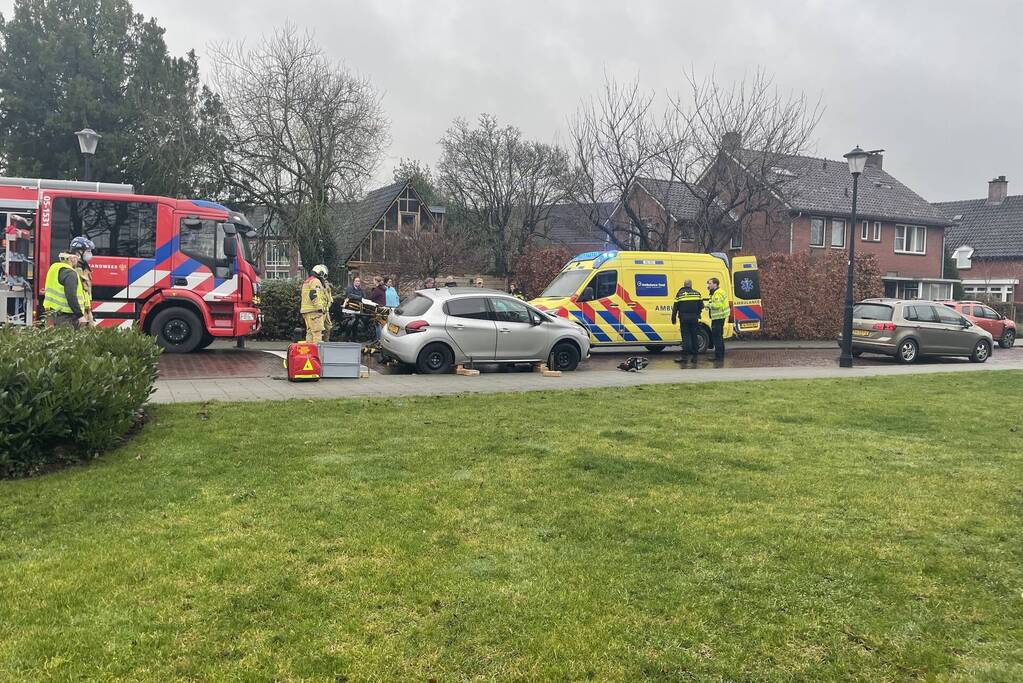 Persoon onder auto geraakt na aanrijding