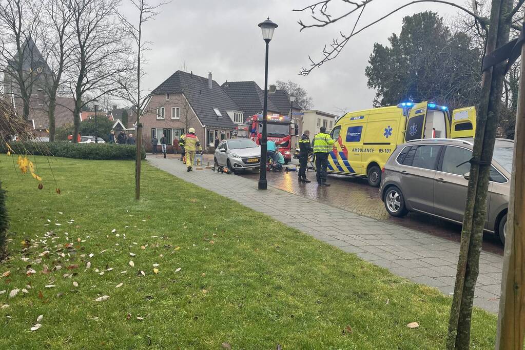 Persoon onder auto geraakt na aanrijding