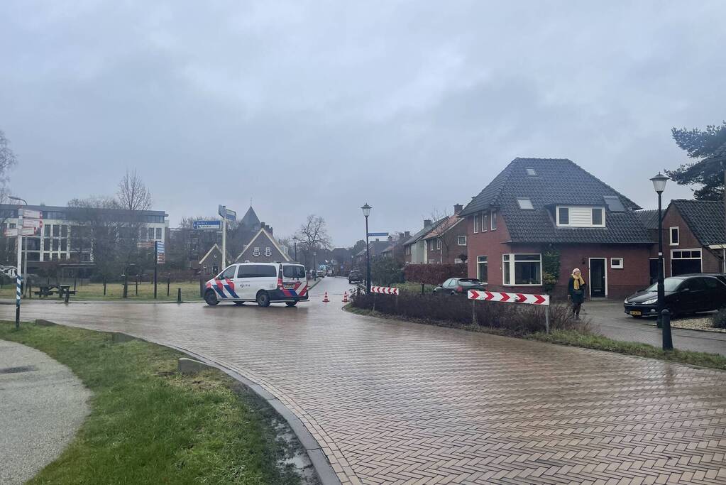 Persoon onder auto geraakt na aanrijding