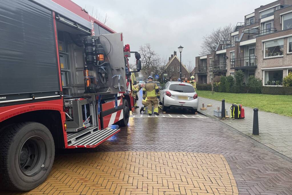 Persoon onder auto geraakt na aanrijding