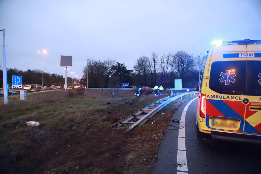 Automobilist vliegt uit de bocht bij afrit