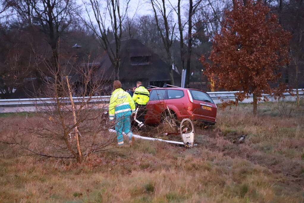 Automobilist vliegt uit de bocht bij afrit