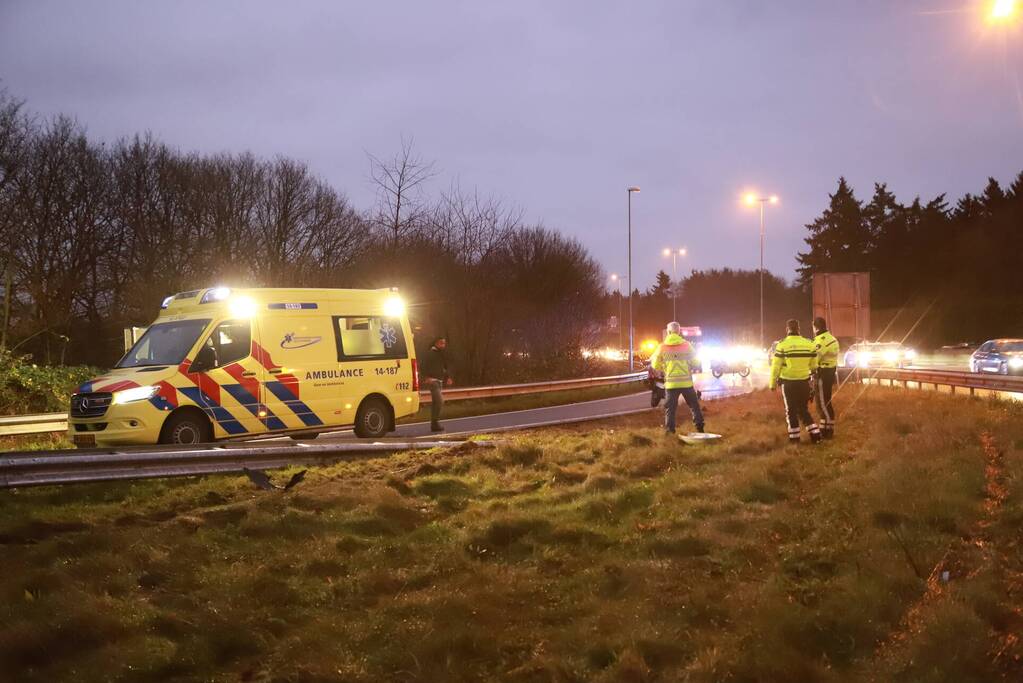 Automobilist vliegt uit de bocht bij afrit