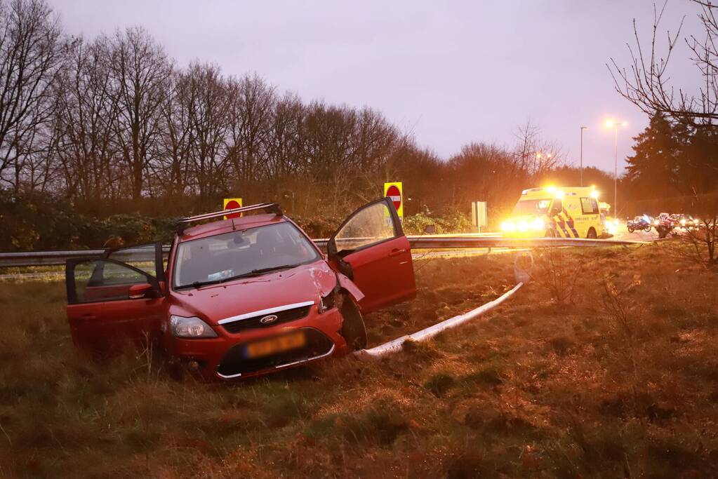 Automobilist vliegt uit de bocht bij afrit