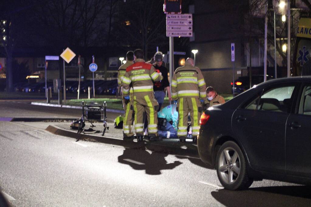 Persoon met rollator aangereden door personenauto