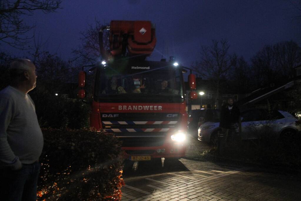 Brandweer blust brand in schoorsteen
