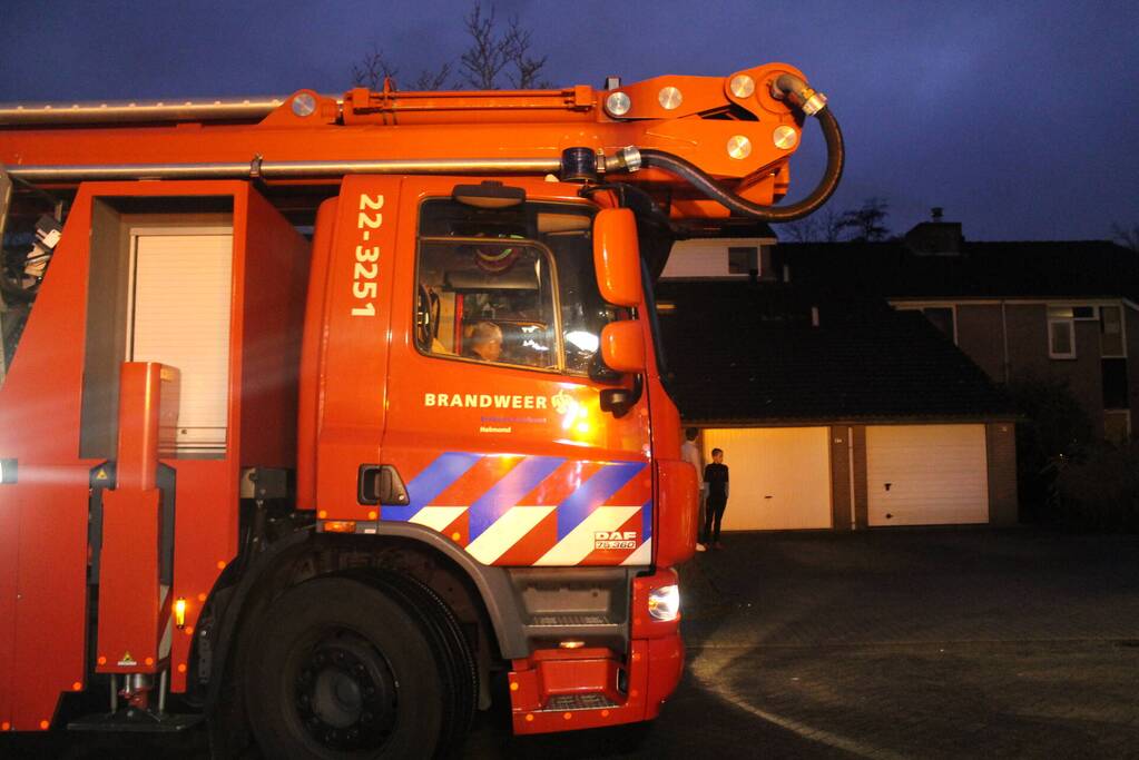 Brandweer blust brand in schoorsteen