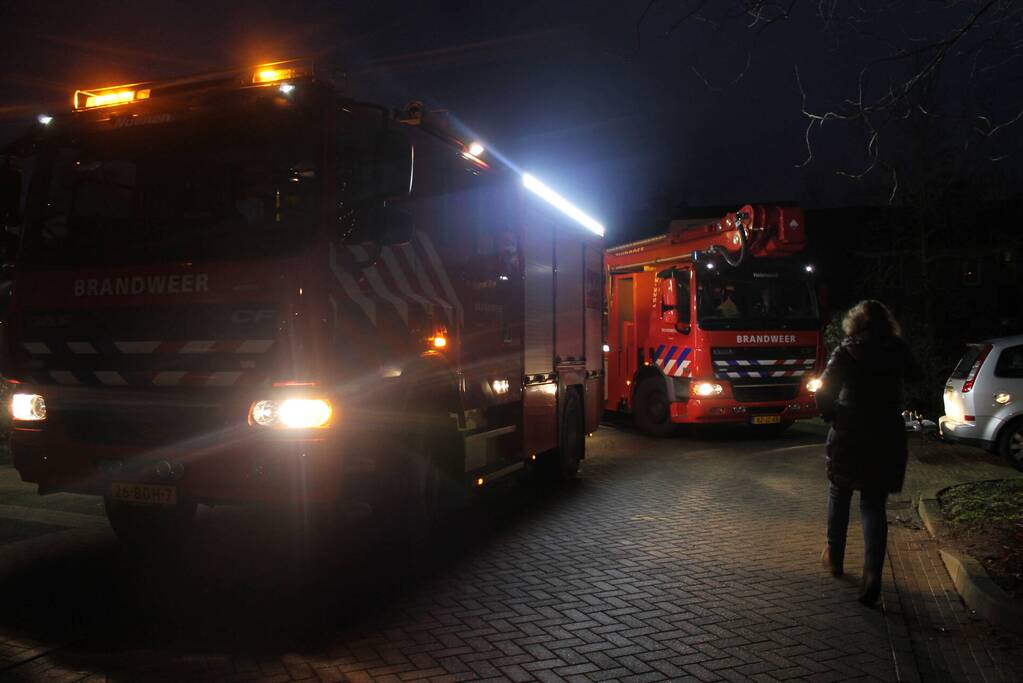 Brandweer blust brand in schoorsteen