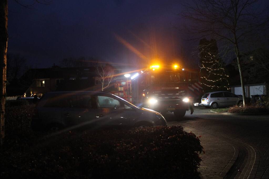 Brandweer blust brand in schoorsteen