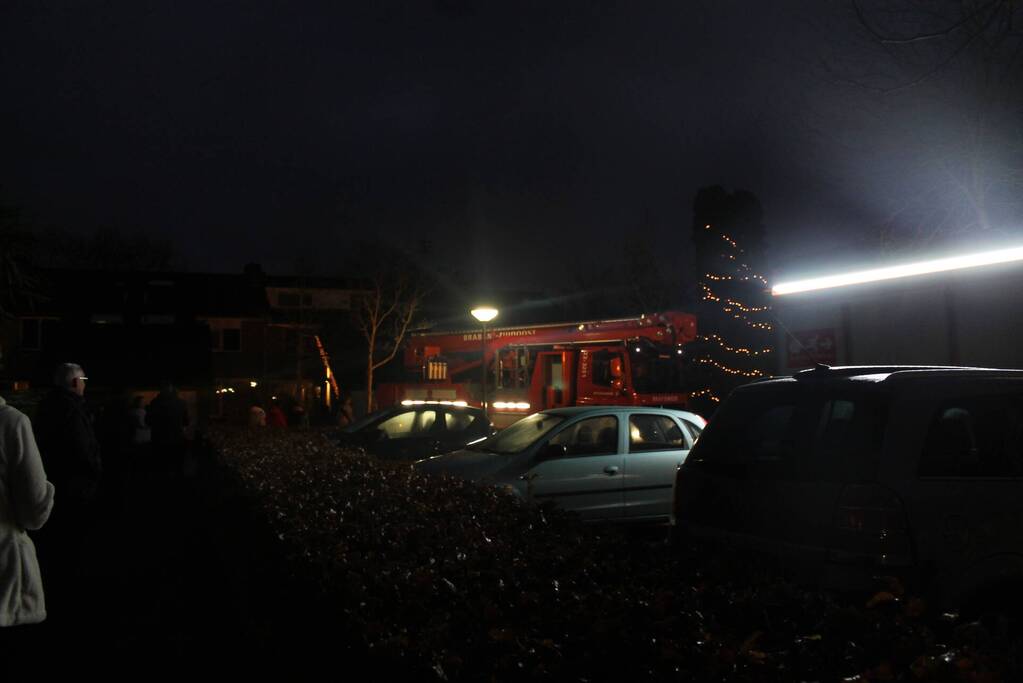 Brandweer blust brand in schoorsteen