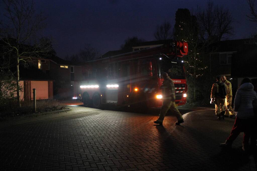 Brandweer blust brand in schoorsteen