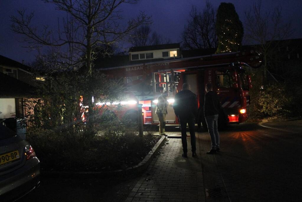 Brandweer blust brand in schoorsteen