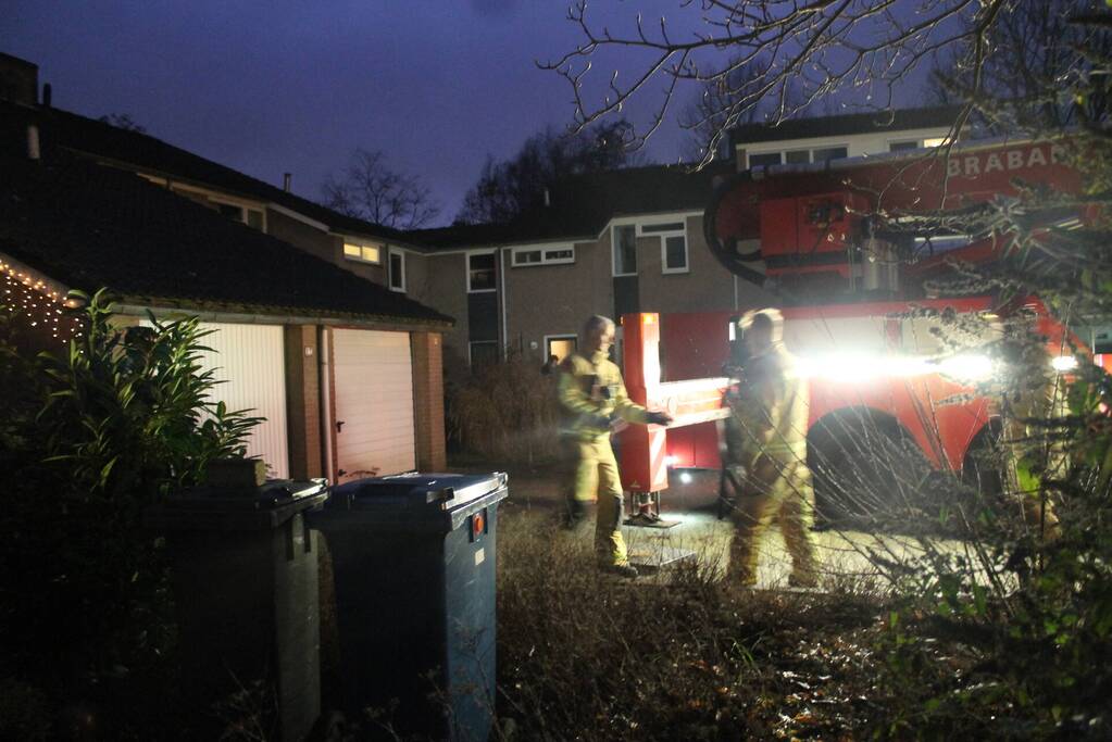 Brandweer blust brand in schoorsteen