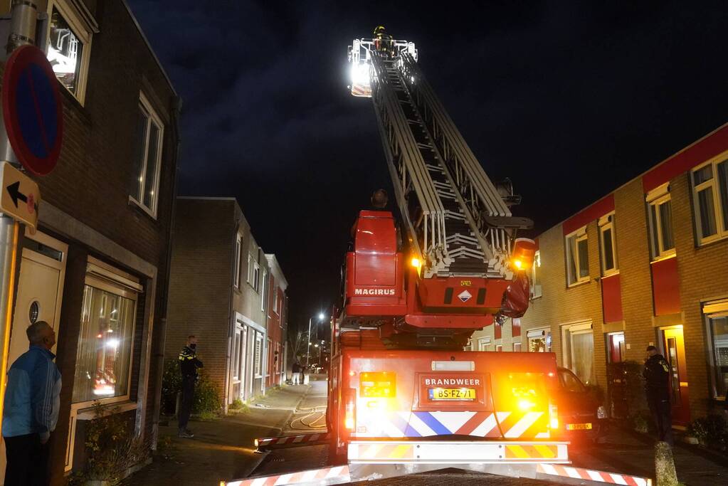 Brandweer verricht controle door knetterend geluid