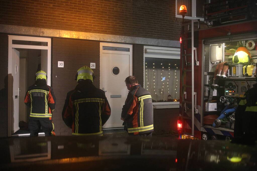 Brandweer verricht controle door knetterend geluid