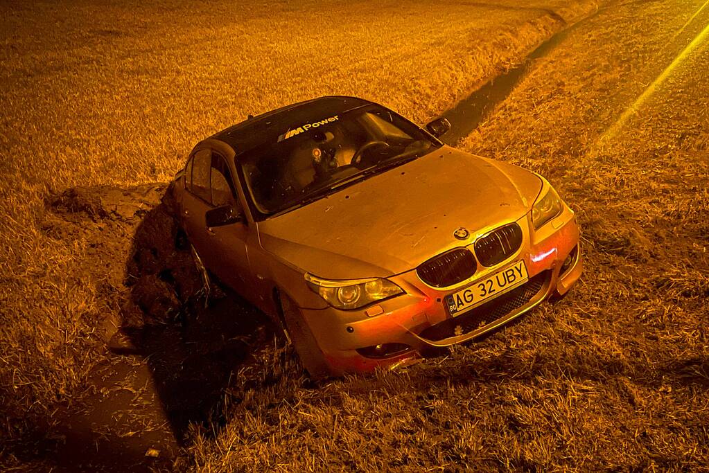 Bestuurder verliest macht over het stuur en belandt in greppel