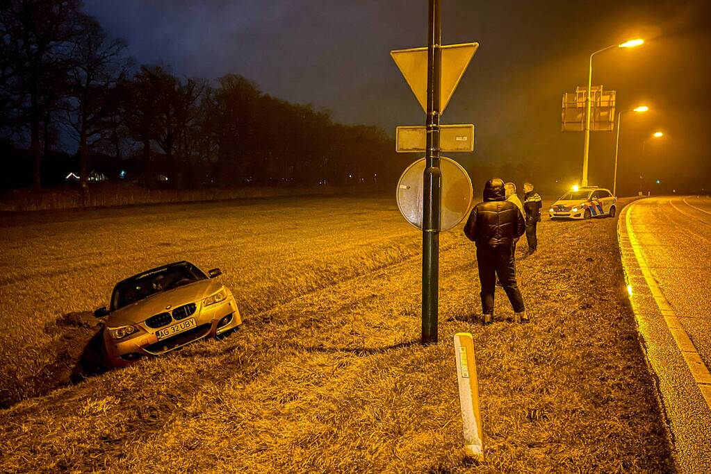 Bestuurder verliest macht over het stuur en belandt in greppel
