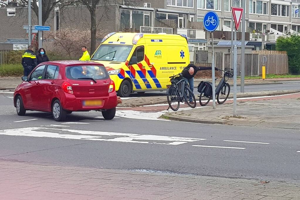 Fietser gewond bij aanrijding op rotonde