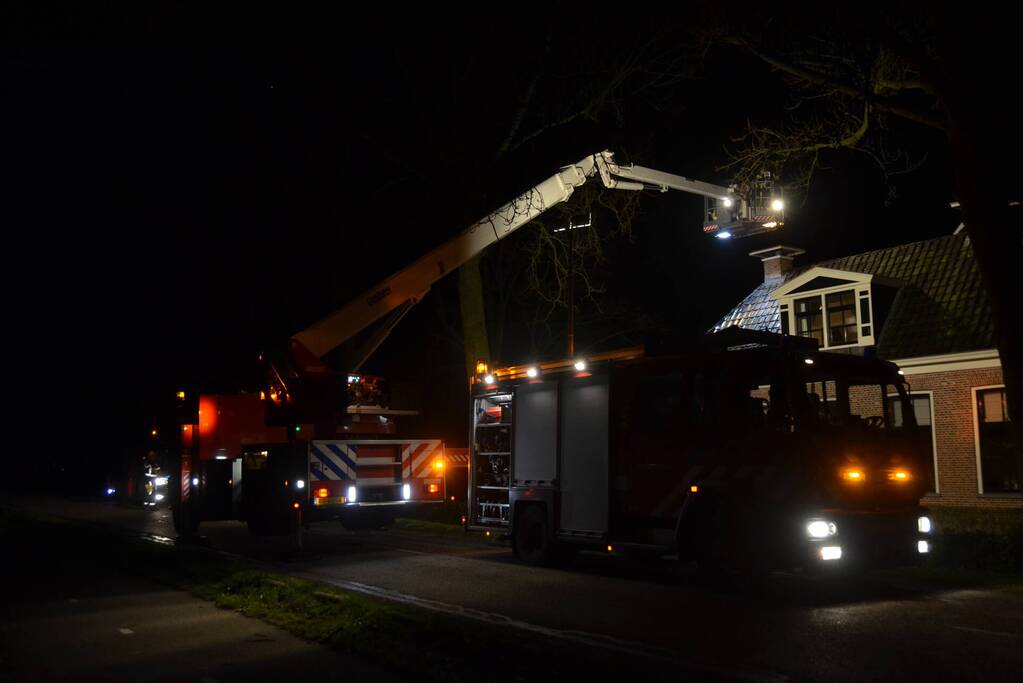 Brandweer veegt brand in schoorsteen