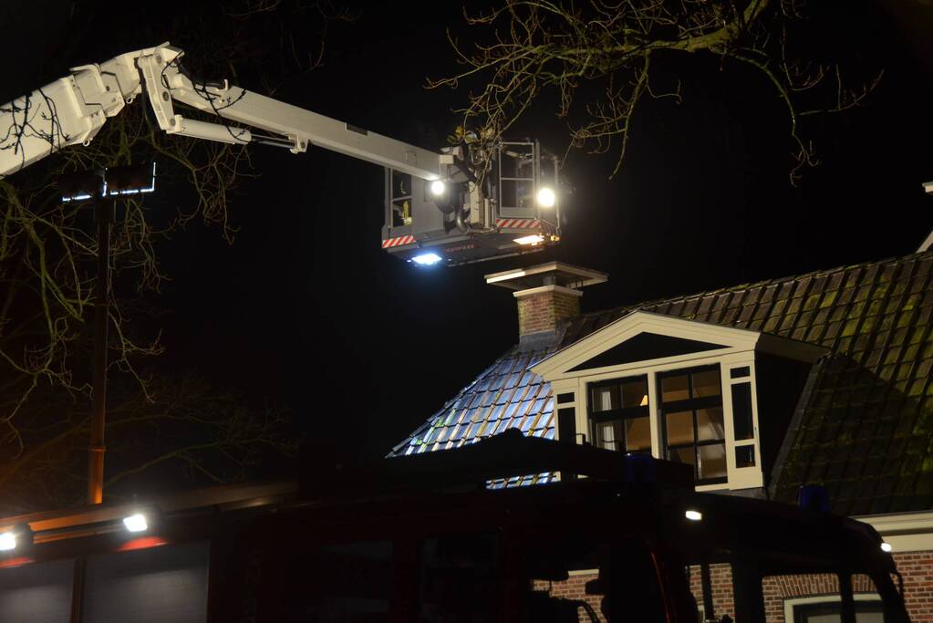 Brandweer veegt brand in schoorsteen