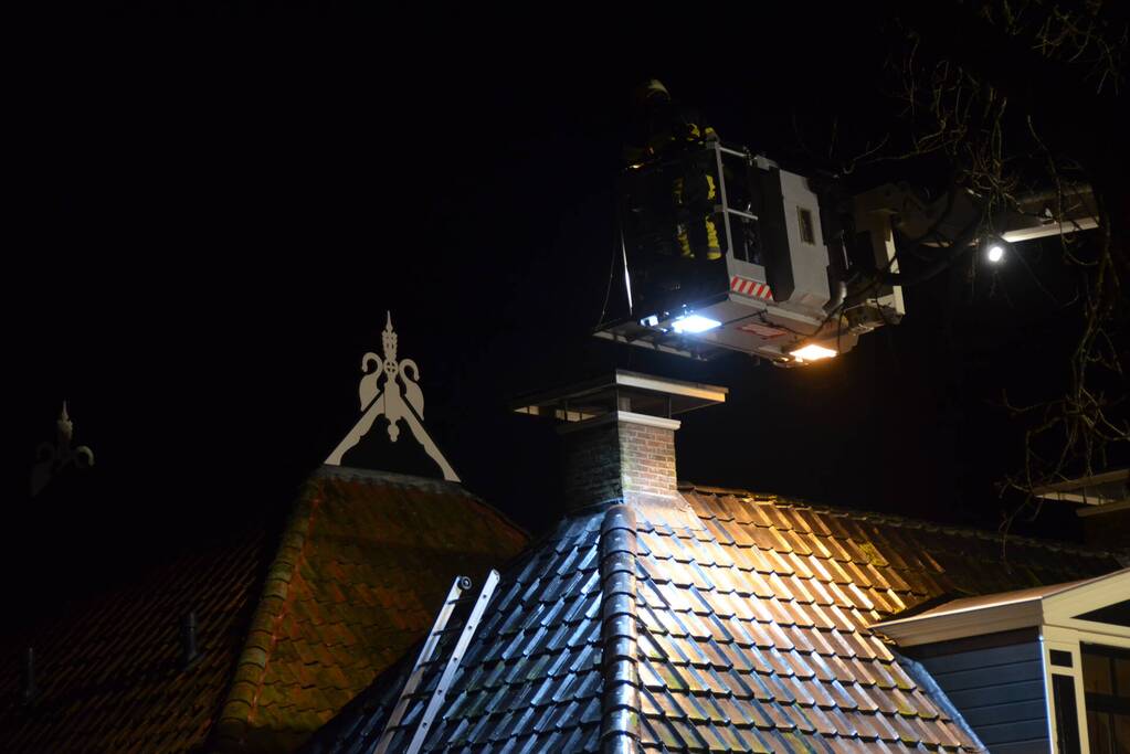 Brandweer veegt brand in schoorsteen