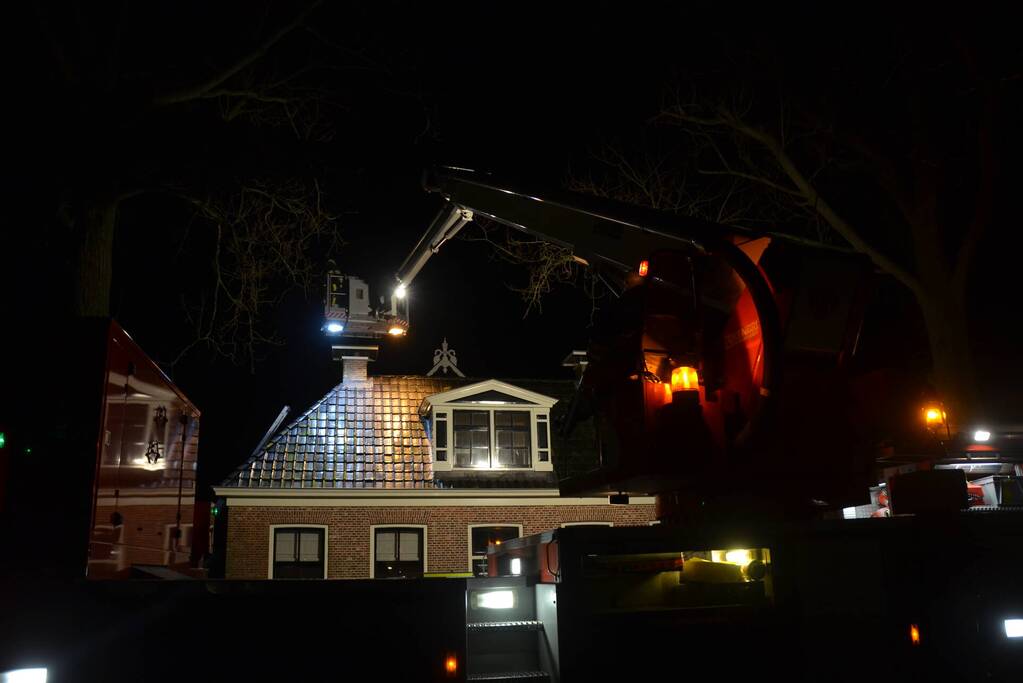 Brandweer veegt brand in schoorsteen