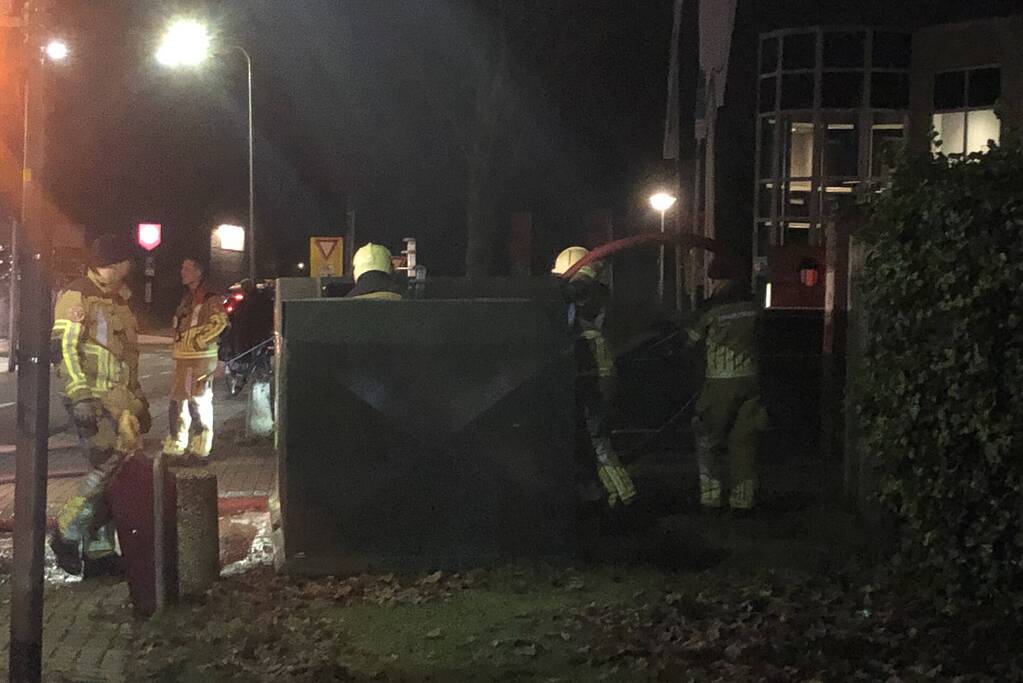 Brandweer blust brand in kledingcontainer