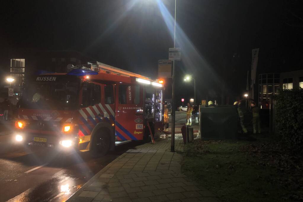 Brandweer blust brand in kledingcontainer