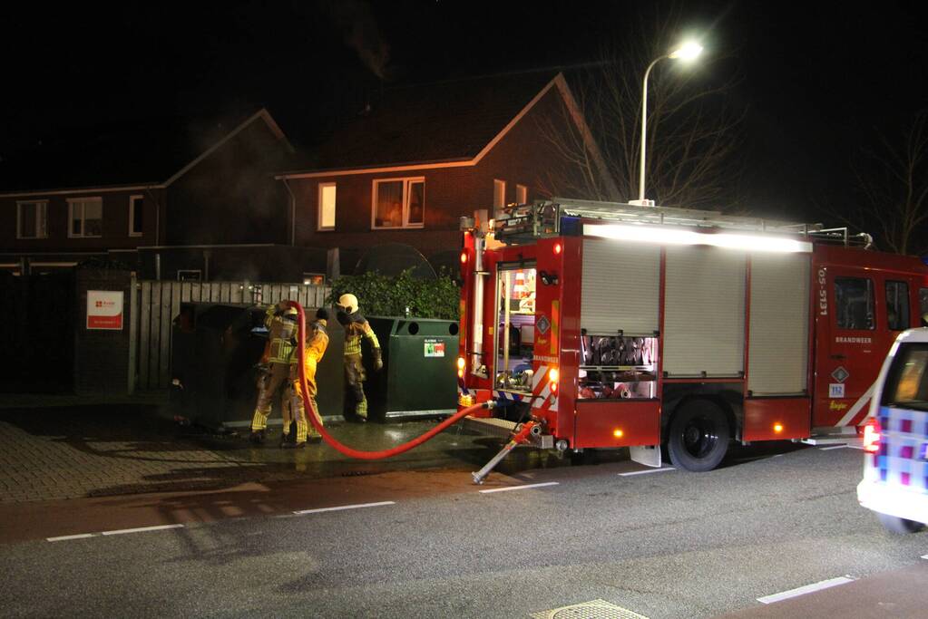 Brandweer blust brand in kledingcontainer