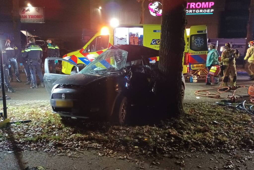 Automobilist ernstig gewond bij botsing tegen boom
