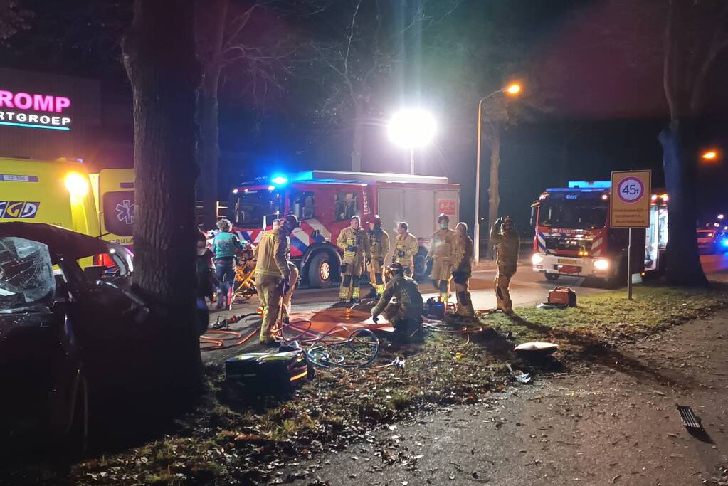 Automobilist ernstig gewond bij botsing tegen boom