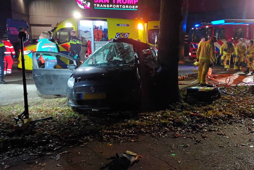 Automobilist ernstig gewond bij botsing tegen boom