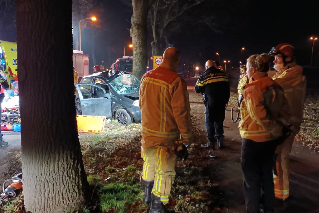 Automobilist ernstig gewond bij botsing tegen boom