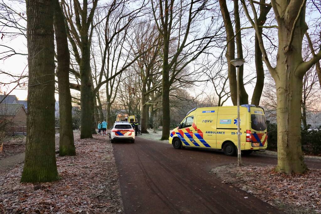 Traumahelikopter geland voor man op fietspad