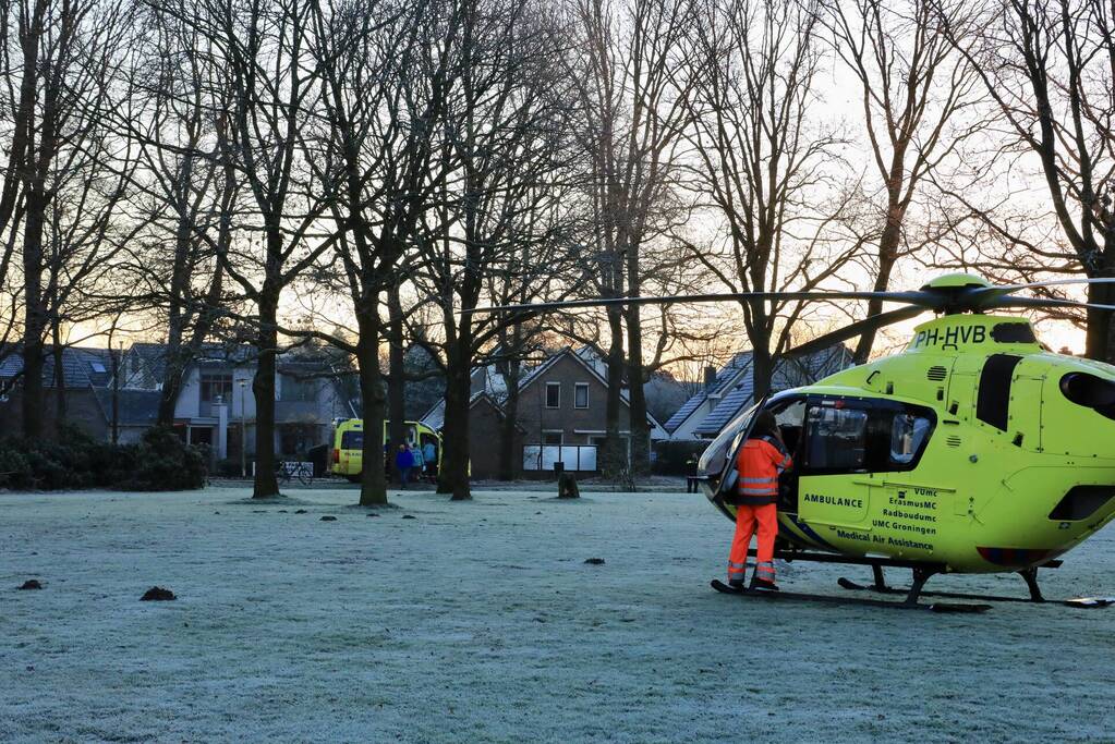 Traumahelikopter geland voor man op fietspad