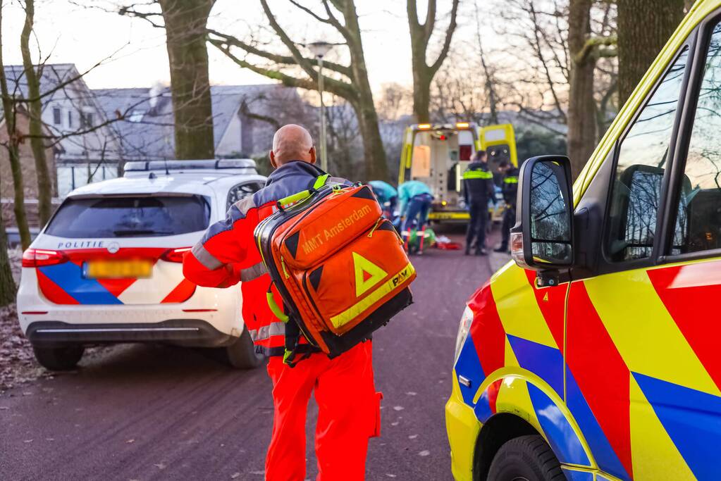 Traumahelikopter geland voor man op fietspad