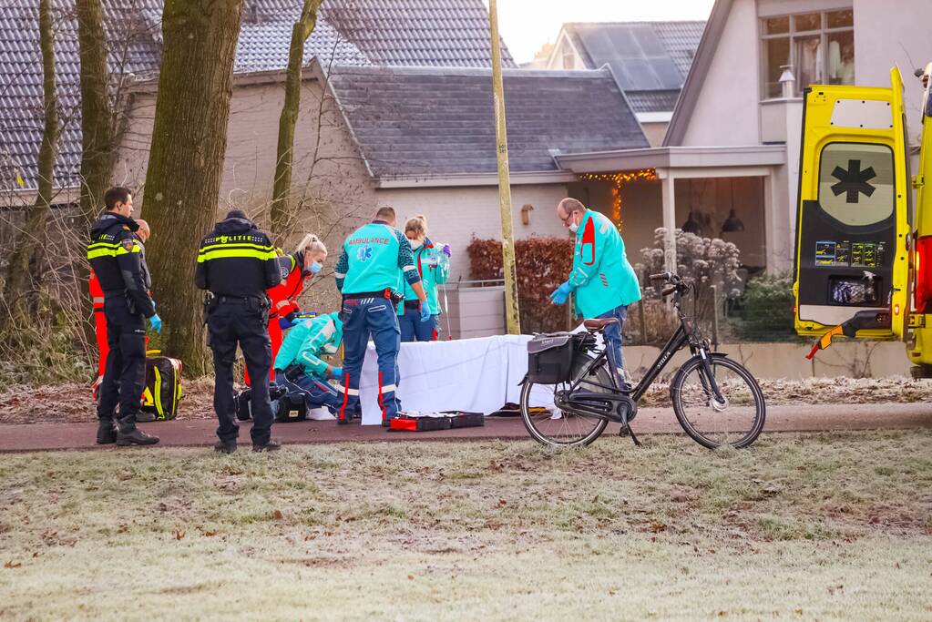 Traumahelikopter geland voor man op fietspad