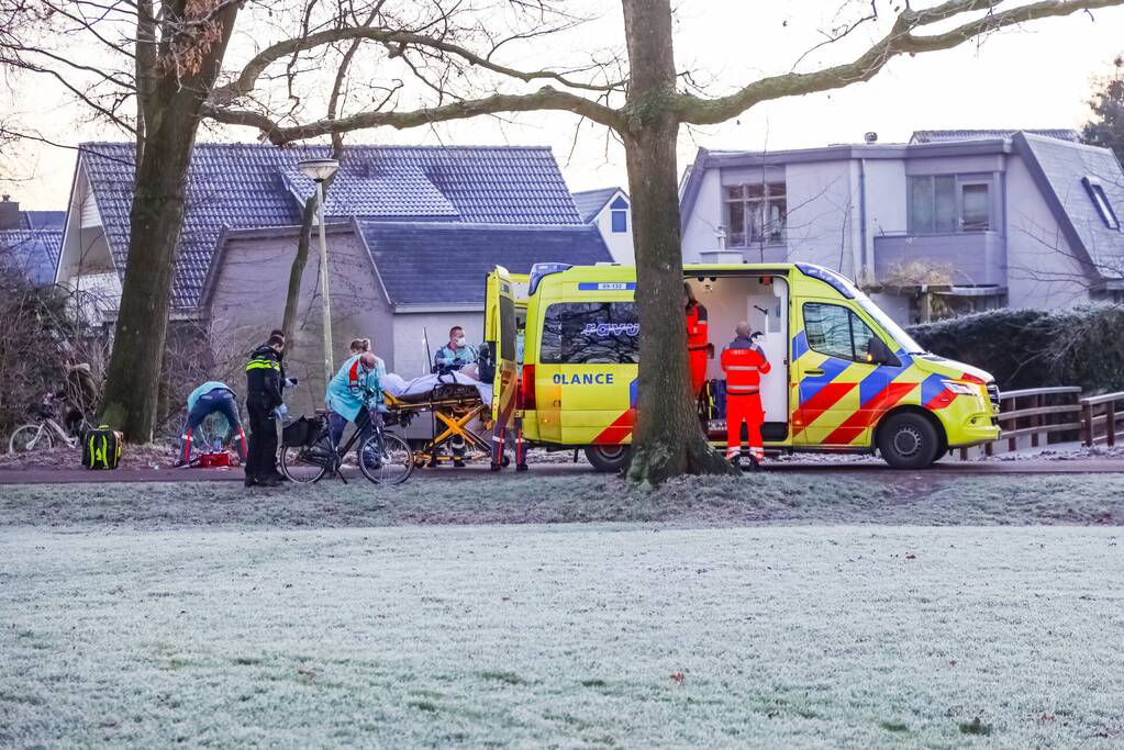 Traumahelikopter geland voor man op fietspad