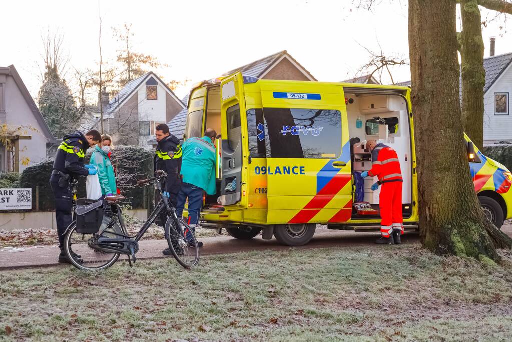 Traumahelikopter geland voor man op fietspad