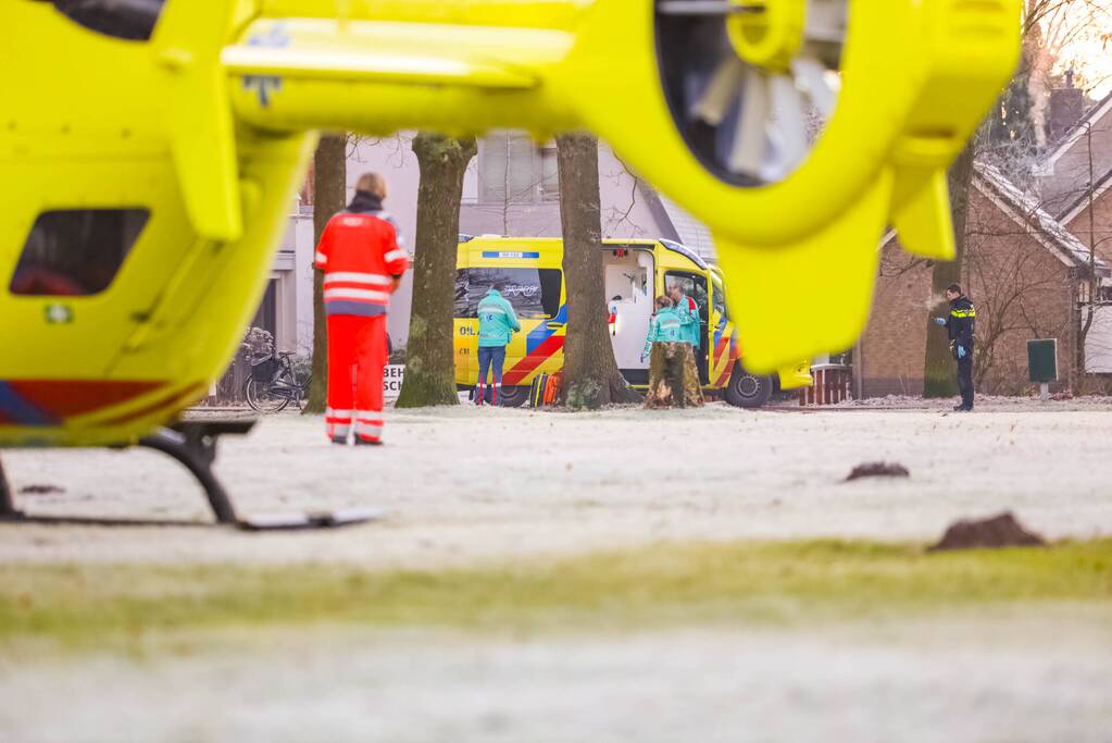 Traumahelikopter geland voor man op fietspad