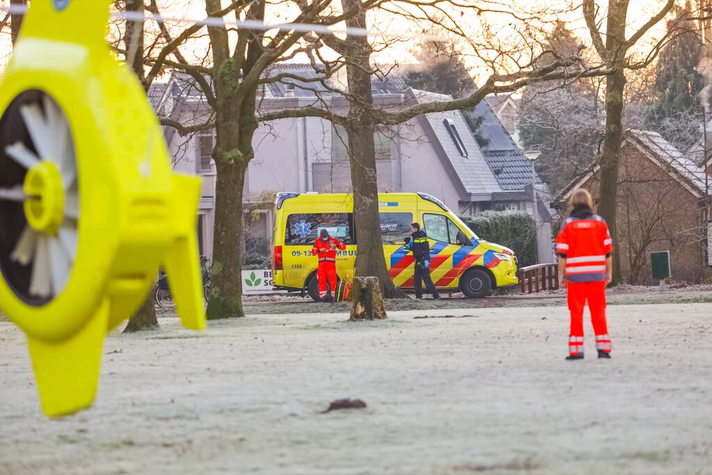 Traumahelikopter geland voor man op fietspad