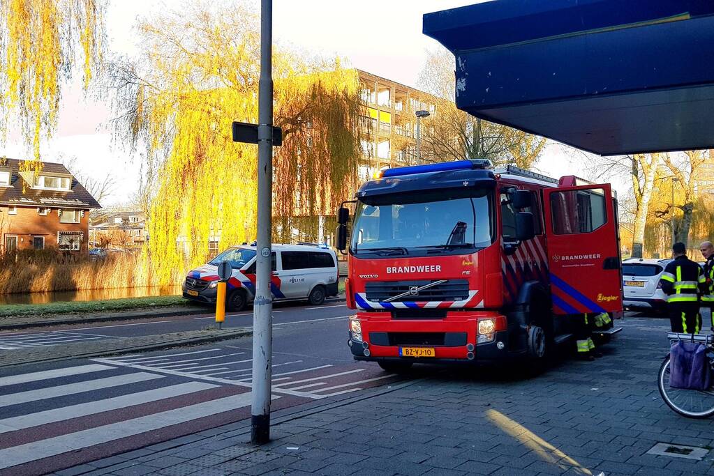 Brandweer doet onderzoek naar rook uit flatwoning