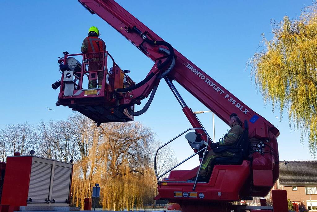 Brandweer doet onderzoek naar rook uit flatwoning